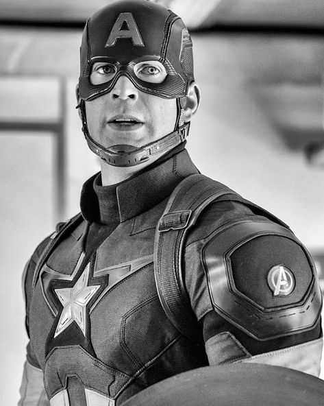 10.1k Likes, 30 Comments - Captain America (Steve Rogers) (@official_captainamerica) on Instagram: “@ChrisEvans as Cap in #AvengersAgeOfUltron 🎥 (2015) Tag/share with Avengers fans! 🔥💪👇 Follow…” Christopher Robert Evans, Black Widow Winter Soldier, Captain America Art, Captain Rogers, Oh Captain My Captain, Captain My Captain, Steve Rogers Captain America, Avengers Age, Chris Evans Captain America