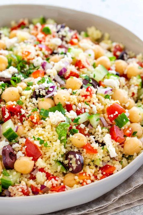 Couscous Mediterranean, Lemon Herb Dressing, Mediterranean Couscous Salad, Couscous Salad Recipes, Mediterranean Couscous, Semolina Pasta, Herb Dressing, Salad Buah, Couscous Salat