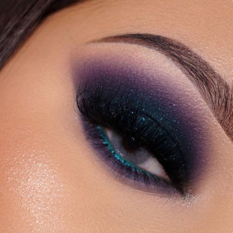 Purple Eye Makeup: 27 Stunning Ideas to Elevate Your Look Purple And Black Eyeshadow Looks, Purple And Black Eye Makeup, Dark Purple Eyeshadow Looks, Blue And Purple Makeup Looks, Violet Makeup Look, Dramatic Cat Eye Makeup, Plum Eyeshadow Looks, Galaxy Eye Makeup, Hooded Eyeshadow