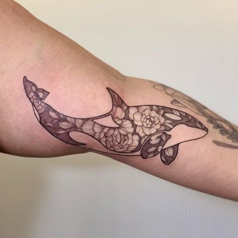 Floral Orca Tattoo, Feminin Tattoos, Orca Whale Tattoo, Aquatic Tattoo, Killer Whale Tattoo, Orca Tattoo, Back Of Arm Tattoo, Left Arm Tattoos, Feminine Tattoo Sleeves