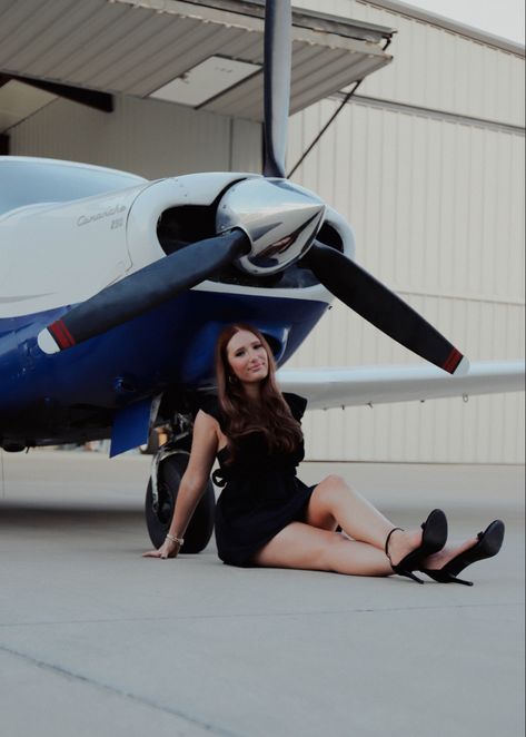 Aviation Senior Pictures, Plane Photoshoot, Plane Pictures, Grad Picture Ideas, Female Pilots, Plane Photos, Graduation Picture Poses, Female Pilot, Flight Training