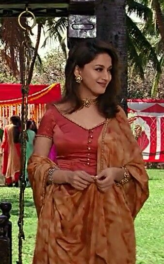 Vintage Saree Look, Madhuri Dixit In 90s, Ruffle Blouse Designs, 90s Bollywood Fashion, माधुरी दीक्षित, 90s Actresses, Trendy Outfits Indian, 90s Bollywood, Bollywood Outfits