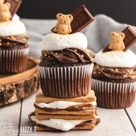 Teddy Bear Baby Shower Theme, Bear Baby Shower Cake, Smores Dessert, Smores Cupcakes, Bear Baby Shower Theme, Bear Cupcakes, Idee Babyshower, Camping Birthday Party, Baby Shower Theme Decorations