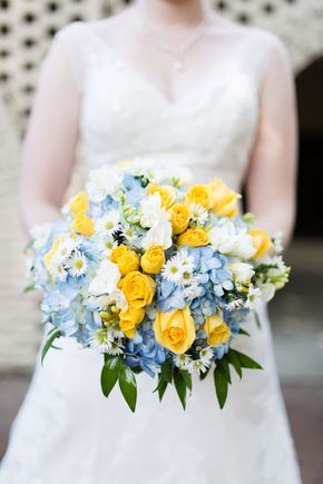 Blue And Yellow Bouquet, Wedding Flowers Yellow, Blue And Yellow Wedding, Yellow Wedding Bouquet, Yellow And Blue Flowers, Bridal Bouquet Spring, Simple Beach Wedding, Bridal Bouquet Blue, Spring Wedding Bouquets