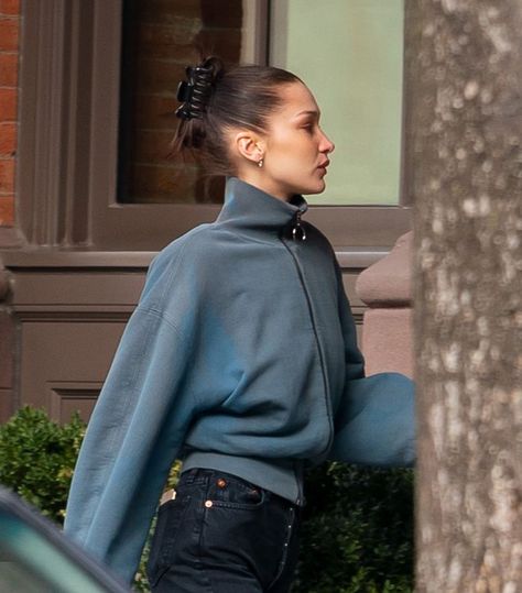 Fashion Girls Keep Wearing This Super-'90s Hair Accessory, and I Have Questions Bella Hadid Hair, Hair Clips 90s, 90s Hair, Cool Hairstyles For Girls, Blonde Balayage Highlights, Bella Hadid Outfits, Clip Hairstyles, Slicked Back Hair, 90s Hairstyles