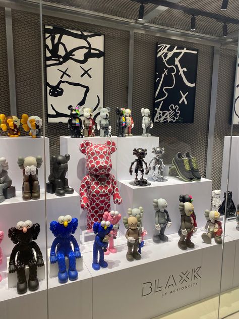 Kaws Figurine, Toy Exhibition, Toy Collection Room, Gallery Interior, Figurine Display, Toys Art, Toy Display, Music Fest, Tee Shirt Designs