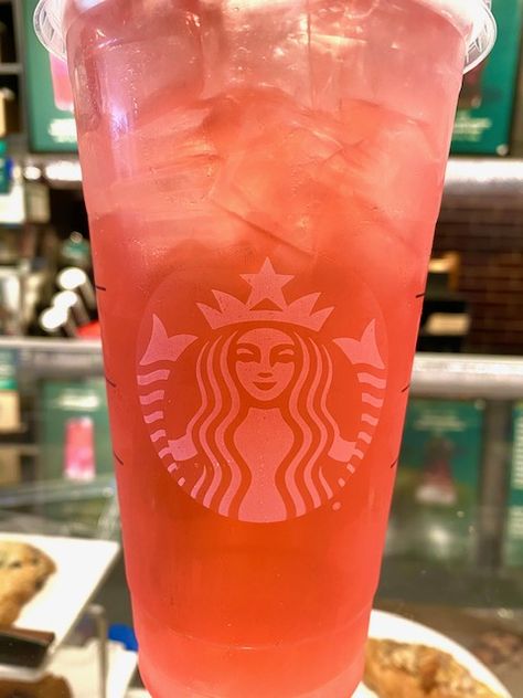 Here's How You Can Order A Starbucks Tropical Paradise Drink Off Of The Secret Menu Starbucks Paradise Drink, Paradise Drink, Coffee Frappuccino, Starbucks Drinks Diy, Slushie Recipe, Secret Starbucks Drinks, Strawberry Acai, Starbucks Diy, Starbucks Menu