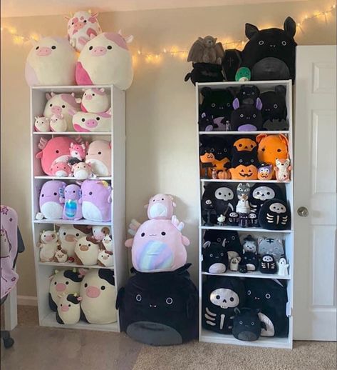 Squishmallows Shelves, Squishmallow Setup Ideas, Squishmallow Storage Bedroom, How To Display Plushies, Bedroom Stuffed Animals, Stuffed Animal Shelf, Squishmallow Room, Plushie Display, Squishmallow Display