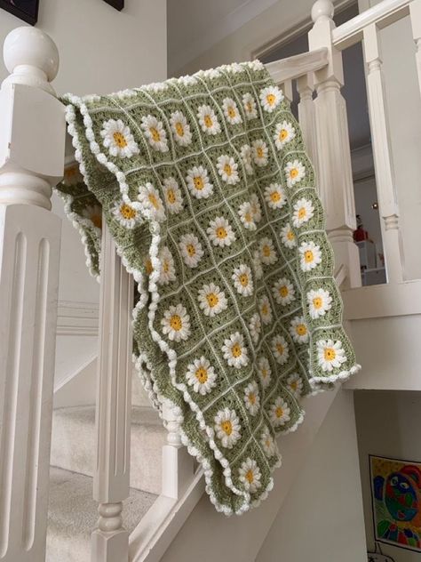 Crochet Daisy Granny Square Blanket, Granny Square Blanket Aesthetic, Plant Granny Square, Daisy Granny Square Pattern Free, Fun Granny Squares, Flower Granny Square Blanket, Daisy Crochet Blanket, Daisy Granny Square Blanket, Daisy Granny Square Pattern