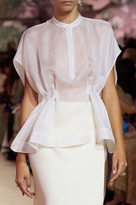 Fall 2023 Couture, 2023 Couture, Dior Shirt, Modest Casual Outfits, New Look Fashion, Detail Photos, Effortlessly Chic Outfits, Bodo, Dior Couture