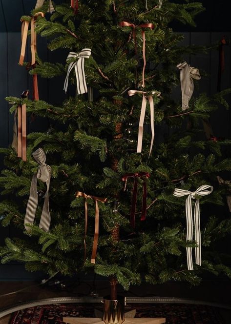 Ribbons, decoration, Christmas, holiday, minimalism, simple, design, aesthetic Minimal Xmas Tree, Ribbons For Christmas Tree Ideas, Ribbon Bows Christmas Tree, Minimal Xmas Decor, Christmas Tree Bow Ideas, Christmas Tree Ideas Bows, Nostalgia Christmas Tree, Ribbon On Xmas Tree, Decorating Christmas Tree Aesthetic