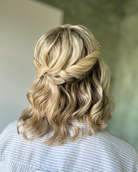 Super fun textured half up style on shorter hair. 🤍 Fine Hair Updo Wedding Half Up, Half Up Clip Short Hair, Half Up Half Down Wedding Hair Short Fine, Half Up Half Down Hair Thinning, Small Clip Half Up Half Down, Short Hair Half Up, Half Up Half Down Hair Short, Half Up Half Down Short Hair, Half Updo Hairstyles