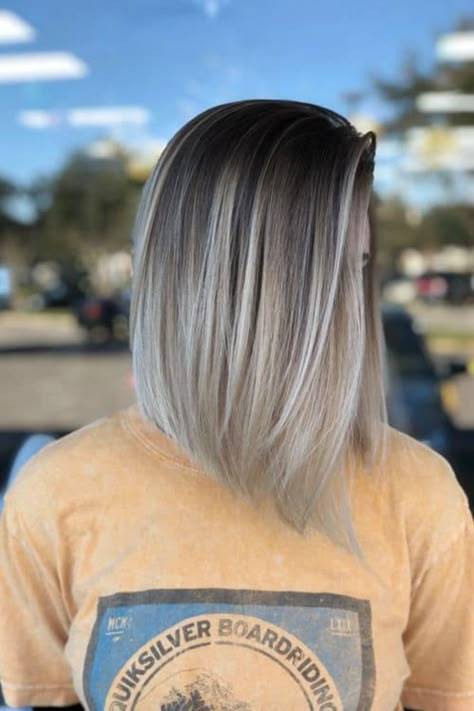 ¿Es lindo el balayage platinado en morenas? ¿El cabello platinado no termina viéndose como canas? ¿Solo queda lindo contrastado con pelo negro? Estas preguntas y más, vamos a verlas. Colour For Grey Hair Highlights, Black White Balayage, Foilayage Short Hair, Blonde For Short Hair, Long Bob Blonde Balayage, Root Melt Blonde Short, Icy Blonde Balayage Brunettes, Dark Roots Blonde Hair Balayage Short, Ash Blonde Balayage Bob