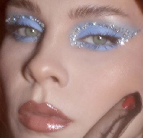 Dramatic Glitter Eye Makeup, Blue Makeup Glitter, Ice Blue Eye Makeup, Ice Blue Makeup, Blue Princess Makeup, Blue Siren Makeup, Abbey Bominable Makeup, Icy Makeup Looks, Blue Makeup Aesthetic