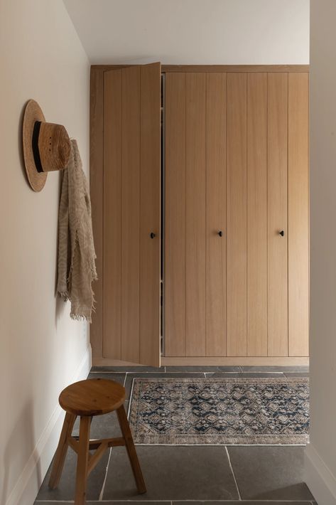 Mudroom Interior Design, Mid Century Mud Room Ideas, Natural Wood Mudroom, White Oak Mudroom, Oak Mudroom, Hallway Lockers, Cottage Mudroom, Modern Mudroom, Mudroom Cubbies