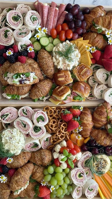 Charcuterie With Sandwiches, Charcuterie Board With Sandwiches, Charcuterie Board Sandwiches, Lunch Spread For Guests, Baby Shower Lunch Food, Kampers Kitchen, Sandwich Charcuterie Board, Wedding Sandwiches, Brunch Boards