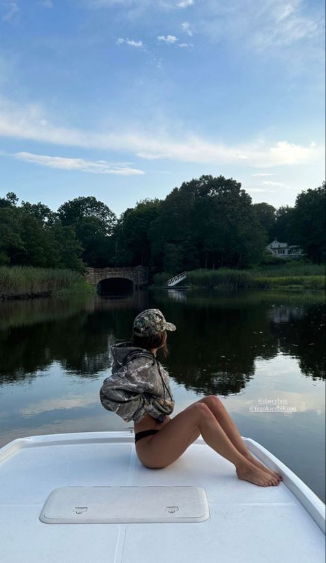 Figure Aesthetic, Country Fits, Lake Photoshoot, Country Summer, Insta Photos, Casual Ootd, Cowgirl Aesthetic, Western Aesthetic, Morgan Wallen