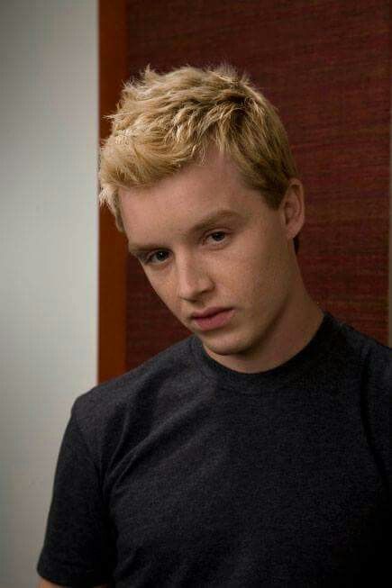 Cute blonde 👄👄👄👄 Noel Fisher Twilight, Shameless Mickey And Ian, Tmnt Movie, Noel Fisher, Mickey And Ian, Ian And Mickey, Anime Boy Hair, Cameron Monaghan, Famous Men