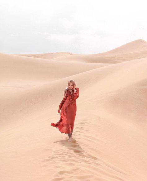 Desert Photography Ideas, Desert Outfit Ideas Dubai, Leena Snoubar, With Love Leena, Desert Outfit Ideas, Love Leena, Dubai Photos, Outfit Ideas Hijab, Dubai Outfit