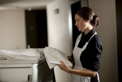 Avoid these nine things that are guaranteed to annoy your hotel housekeeper. House Keeper, Hotel Housekeeping, Hotel Worker, Hotel Linen, Hotel Cleaning, Hotel Jobs, Dubai Airport, Hotel Pillows, Cleaning Lady