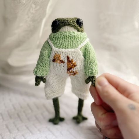 Elliot on Instagram: "Spring is coming… 🫣 - Frog pattern by @dotpebbles_knits Overalls pattern by @zinc_hobbies . All froggies are sold unless stated otherwise. #froggy #knittedfrog #knittedfroggyinsweater #dotpebblesknittingpatterns #adorablegifts #frogsofinstagram #imadethisfrog #imadethisfroggy #handmadefroggy #froggie #froggy #dotpebblesknits #littlefrogs #knit #knitting #greenfrogknitting #dotpebblescreatureland" Knitted Frog, Deer Sweater, Crochet Frog, 4 Ply Yarn, Fun Crochet, Fun Crochet Projects, Cute Frogs, Diy Crochet Projects, Cute Keychain