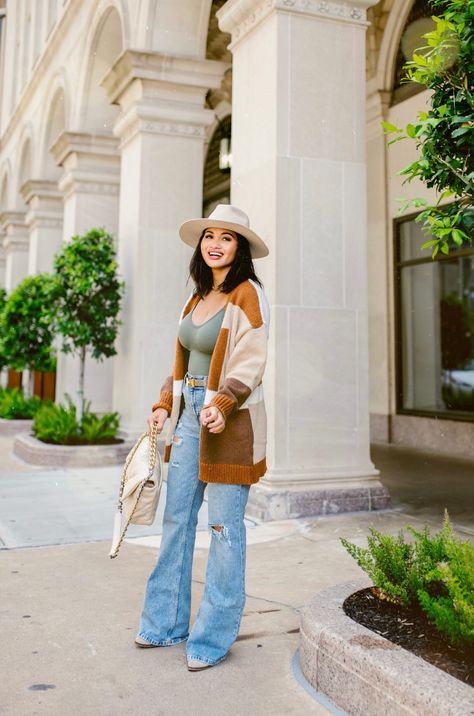 flare jeans for fall, flare jeans outfit Light Wash Flare Jeans Outfit Fall, Fall Flare Jeans Outfit, Light Wash Flare Jeans Outfit, Fall Flare Jeans, Flare Jeans Outfit Spring, Flared Jeans Outfit Fall, 2025 Outfits, Light Wash Flare Jeans, Style Flare Jeans