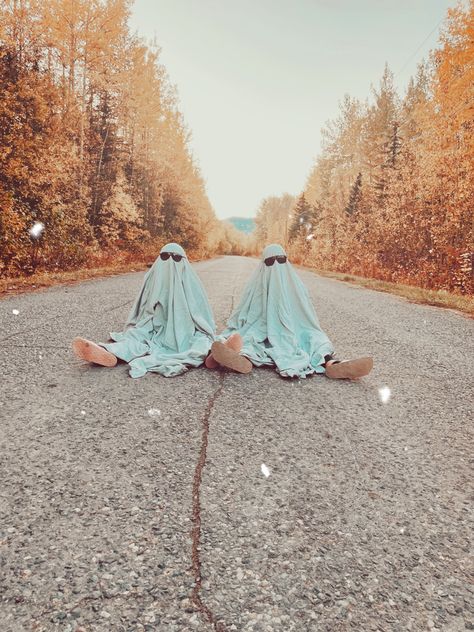 Sister Fall Photoshoot, Cousins Photoshoot Ideas, Cousin Photoshoot Ideas, Bestie Photo Shoot, Bedsheet Ghost, Cousin Photoshoot, Cousin Photos, Bestie Shoot, Cousin Pictures