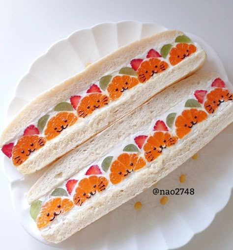 Japanese Fruit Sandwiches, Fruit Sandwiches, Japanese Fruit, Fruit Sandwich, 귀여운 음식 그림, Food Artists, Kawaii Cooking, Cute Food Art, Snacks Für Party