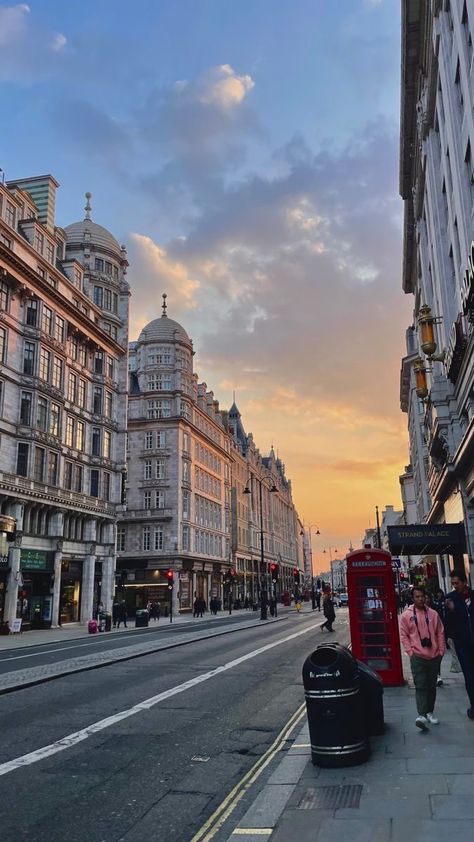 Sunset In London, Street Wallpaper Aesthetic, London Aesthetic Summer, London Uk Aesthetic, London Summer Aesthetic, London Aesthetic Wallpaper, London City Aesthetic, Living In London Aesthetic, London Life Aesthetic