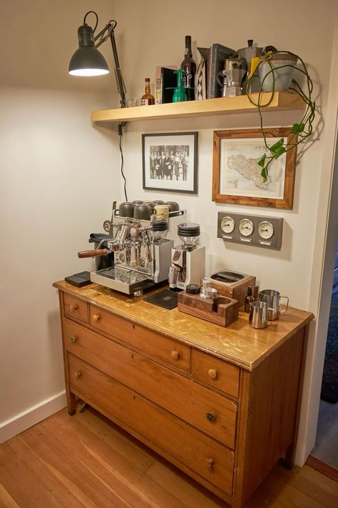 Home Barista Setup, Espresso Bar Aesthetic, Barista Bar At Home, At Home Espresso Bar, Espresso Bar Ideas, Bedroom Coffee Station, Coffee Machine Aesthetic, Home Espresso Bar, Coffee Bar Living Room