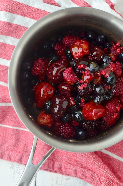 Triple Berry Syrup! The perfect topping for french toast, pancakes, ice cream and more! Low-sugar and packed with antioxidants. #glutenfree #vegan #vegetarian | www.delishknowledge.com Fruit Syrup For Pancakes, Berry Syrup Recipe, Frozen Berry Recipes, Toast Chicken, French Toast Toppings, Pasta Summer, Berry Syrup, French Toast Pancakes, Berry Pancakes