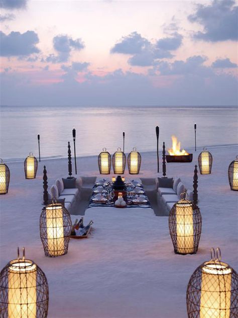 جزر المالديف, Beach Dinner, Festa Party, Outdoor Dining Area, Dream Vacations, Belle Photo, Beach Life, Maldives, Dream Big