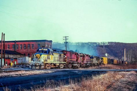 https://flic.kr/p/2299vw3 | A Four Builder Lashup? | The lead unit of this northbound Delaware Railroad Art, Lehigh Valley, Railroad Photos, Railroad Photography, Delaware, Steam Trains, The Good Old Days, The Unit, Train