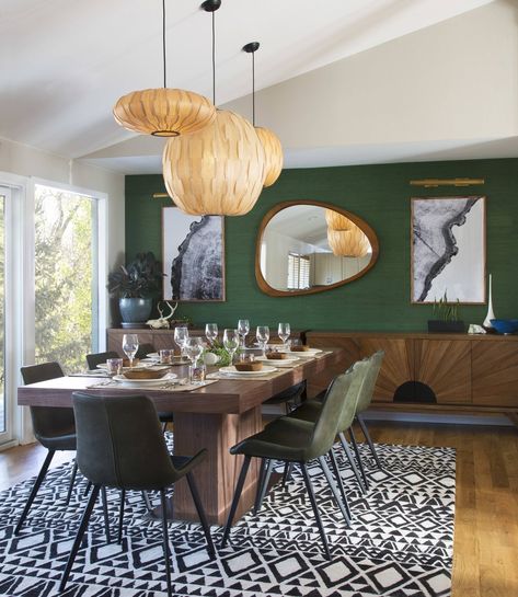 30 Dark Green Accent Wall Ideas - Foter Mcm Dining Room, Midcentury Dining Room, Bright Dining Rooms, Dining Room Accent Wall, Mid Century Dining Room, Eclectic Dining Room, Green Accent Walls, Boho Dining Room, Mid Century Modern Dining Room