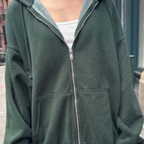 -Only Worn Once But It’s Too Big On Me -Og Price: 45+ 7(Shipping)=52. Im Selling For 50 -Forest Green Color -Oversized Fit Oversized Green Hoodie, Green Zip Up, Green Hoodie Aesthetic, Green Hoodie Outfit, Carla Hoodie, Brandy Melville Zip Up Hoodie, Brandy Melville Christy Hoodie, Brandy Hoodie, Oversized Hoodie Outfit