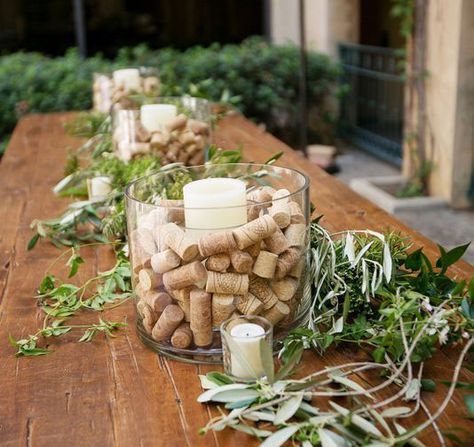 5 ideas de Decoración de Boda con Corcho - decoracion para fiestas Wine Cork Centerpiece, Cork Candle, Wine Cork Wedding, Non Floral Centerpieces, Cork Wedding, Wine Bottle Centerpieces, Flowers Wine, Bottle Centerpieces, Wine Cork Crafts