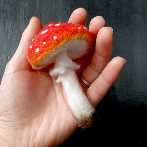 Mushroom Brooch, Felt Mushroom, Needle Felting Diy, Needle Felted Christmas, Needle Felting Tutorials, Needle Felting Projects, Felt Jewelry, Felting Tutorials, Felt Brooch