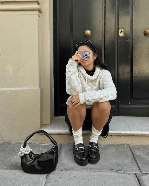 Sitting on steps wearing a cozy knit sweater and chunky loafers, holding a camera with a black leather bag with pearls on the ground. Chunky Loafers Outfit Style, Loafers Street Style, Chunky Loafers Outfit, Loafers Outfit, Chunky Loafers, Cozy Knit Sweater, Trendy Outfit, Cozy Knit, Street Style Looks