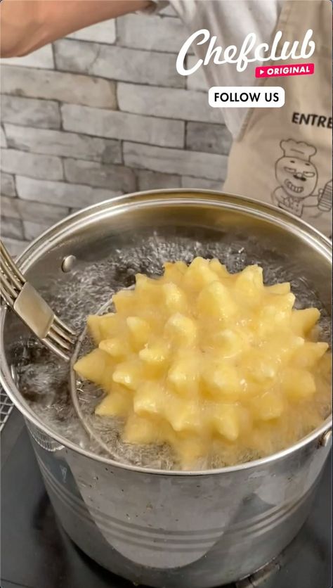 بطاطس مهروسة, Chefclub Network, Slow Cooked Pork, Amazing Food Decoration, Food Receipt, Cheesy Potatoes, Weird Food, January 25, Slow Cooked