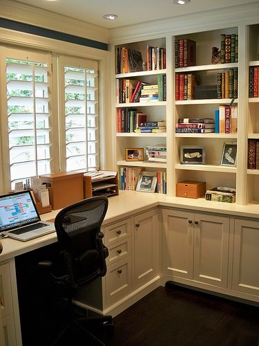 I have a tiny bedroom that I will soon be turning into a home office. It has a window that looks out on my bald cypress...this is the vibe I'm going for! Office Traditional, Office Built Ins, Home Office Library, Contemporary Home Office, 아파트 인테리어, Small Home Office, Craft Room Office, Tiny Bedroom, Built In Cabinets