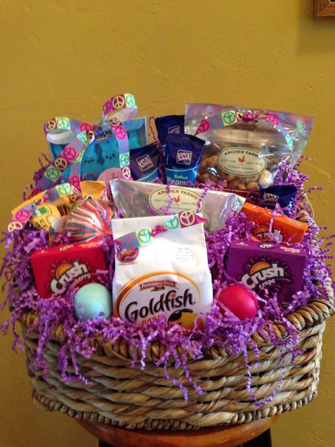 Easter basket for my college girl:) Newborn Easter Basket, Easter Basket Gift Ideas, Easter Aesthetic, Basket Gift Ideas, Unique Easter Baskets, Easter Gift For Adults, Creative Easter Baskets, Healthy Period, Personalized Gift Baskets