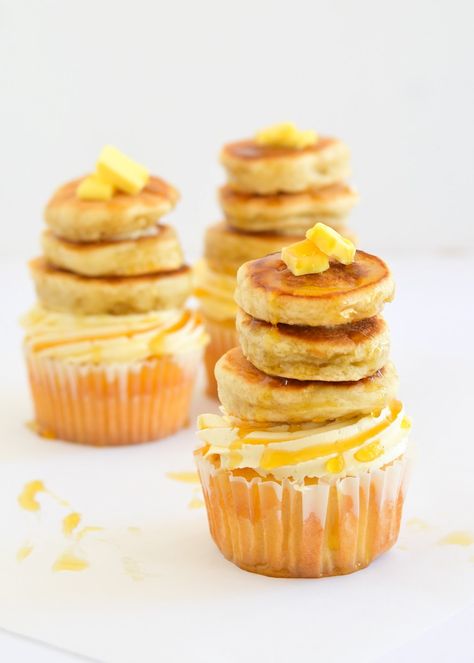 These Maple Pecan Cupcakes are topped with tiny buttermilk pancakes. Mm Cupcakes, Buttermilk Breakfast, Pancakes Dessert, Pecan Cupcakes, Pancake Cupcakes, Dome Cake, Breakfast Cupcakes, Unique Cupcakes, Cheese Dome