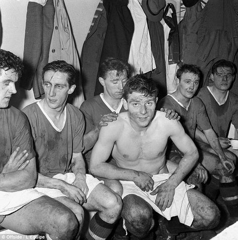 Munich Air Disaster, Duncan Edwards, Manchester United Art, Manchester United Images, Red Star Belgrade, Bobby Charlton, Sporting Legends, Manchester United Legends, Football Legends