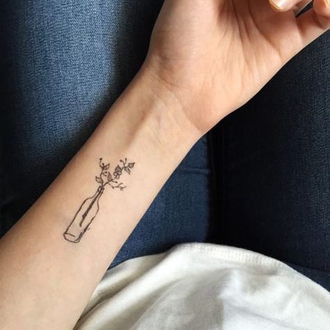 50+ Simple and Small Minimalist Tattoos Design Ideas For Women Who'll Want To Make Right Now Minimalist Tattoo Women, Tattoo Trees, Tattoo Leaves, Tattoo Bee, Botanisches Tattoo, Wildflowers Tattoo, Pine Tattoo, Minimalist Tattoo Meaning, Leaves Tattoo