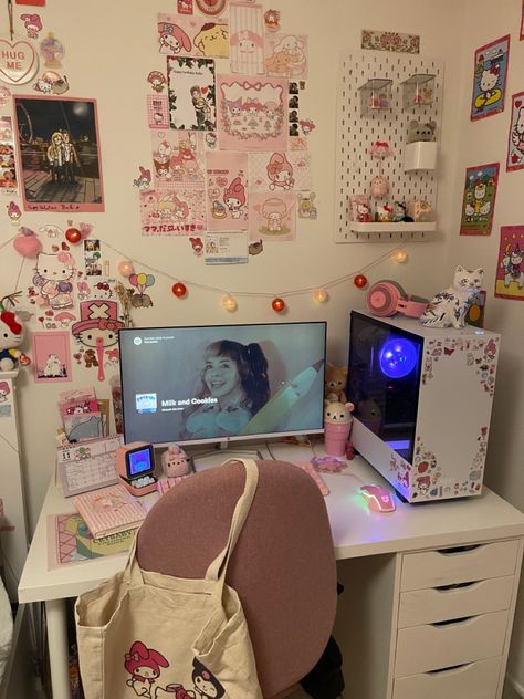 Sanrio Room Tour, Cute Sanrio Room Decor, My Melody Room Aesthetic, Room Ideas Kuromi, Sanrio Aesthetic Room, Sanrio Bedroom Ideas, Sanrio Room Decor, Hello Kitty Office, Sanrio Bedroom