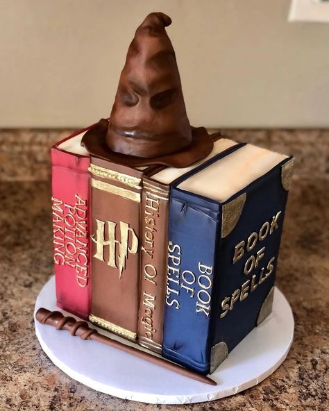 Harry Potter Book Cake, Harry Potter Desserts, Gateau Harry Potter, Harry Potter Face, Harry Potter Birthday Cake, Cumpleaños Harry Potter, Halloween Cake Decorating, Book Cakes, Harry Potter Food