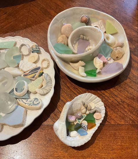 Pieces of pottery, small echinoid fossils and small pieces of seaglass. Mostly pastel colours. Creating a soft and gentle aesthetic. Seaglass Display, Pottery Seashell, Seashell Jars Collection Displays, Seashell Trinket Dish, Ceramic Seashell Bowl, Glass Bowl With Sea Shells, Seashell Display, Shell Display, Cape House