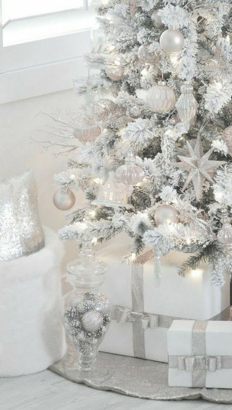 Christmas Tree Toppers Ideas, Tree Toppers Ideas, Luxury Christmas Decor, White Christmas Tree Decorations, Luxury Christmas Tree, Silver Christmas Decorations, Elegant Christmas Trees, Grey Christmas, Christmas Tree Decorations Diy