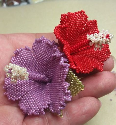 Flower Hibiscus, Beaded Flowers Patterns, Seed Bead Flowers, French Beaded Flowers, Bead Flower, Beading Crafts, Beautiful Beadwork, Seed Bead Tutorial, Beaded Crafts