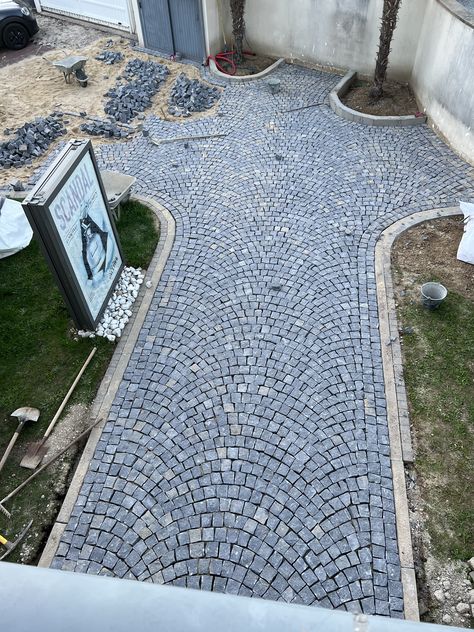 Pavement Design Paving Pattern Driveways, Pavement Ideas, Cobblestone Pathway, Yard Stones, Cobblestone Pavers, Paver Patterns, Pavement Design, Paving Pattern, Driveway Paving